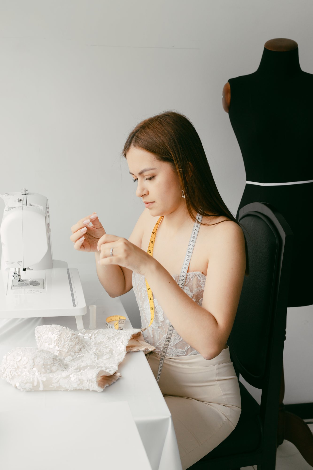 Confección de una pieza de encaje en el atelier Daniela Cuartas